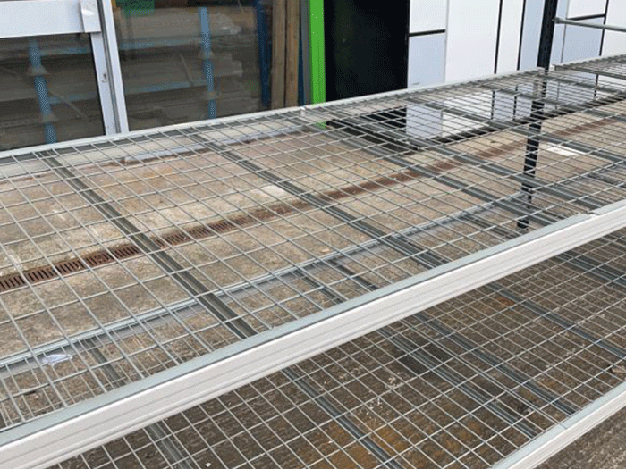 Long span shelving with steel mesh decks
